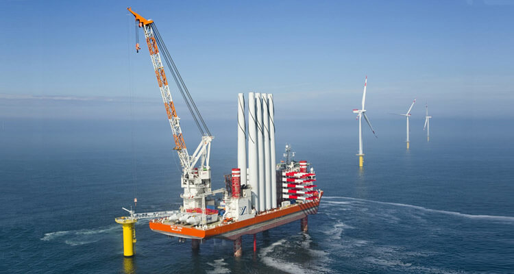 a picture of the construction platform for offshore wind farms